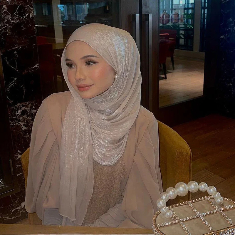 Women Fashion Trend 2026 - Hijab Pashmina Sutra Berkilau Terbaru 2026,